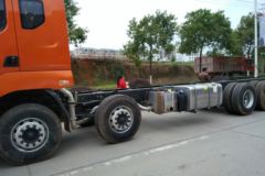 东风柳汽 乘龙M5重卡 310马力 8X4 9.6米载货车底盘(LZ5311CCYQELA)