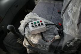 多利卡底盘&nbsp;垃圾运输车驾驶室图片