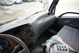 多利卡底盘&nbsp;垃圾运输车驾驶室图片