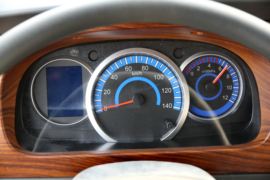 多利卡底盘&nbsp;垃圾运输车驾驶室图片