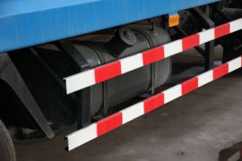 多利卡底盘&nbsp;垃圾运输车底盘图片