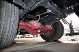 多利卡底盘&nbsp;垃圾运输车底盘图片