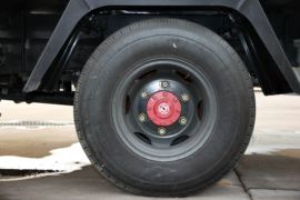 多利卡底盘&nbsp;垃圾运输车底盘图片