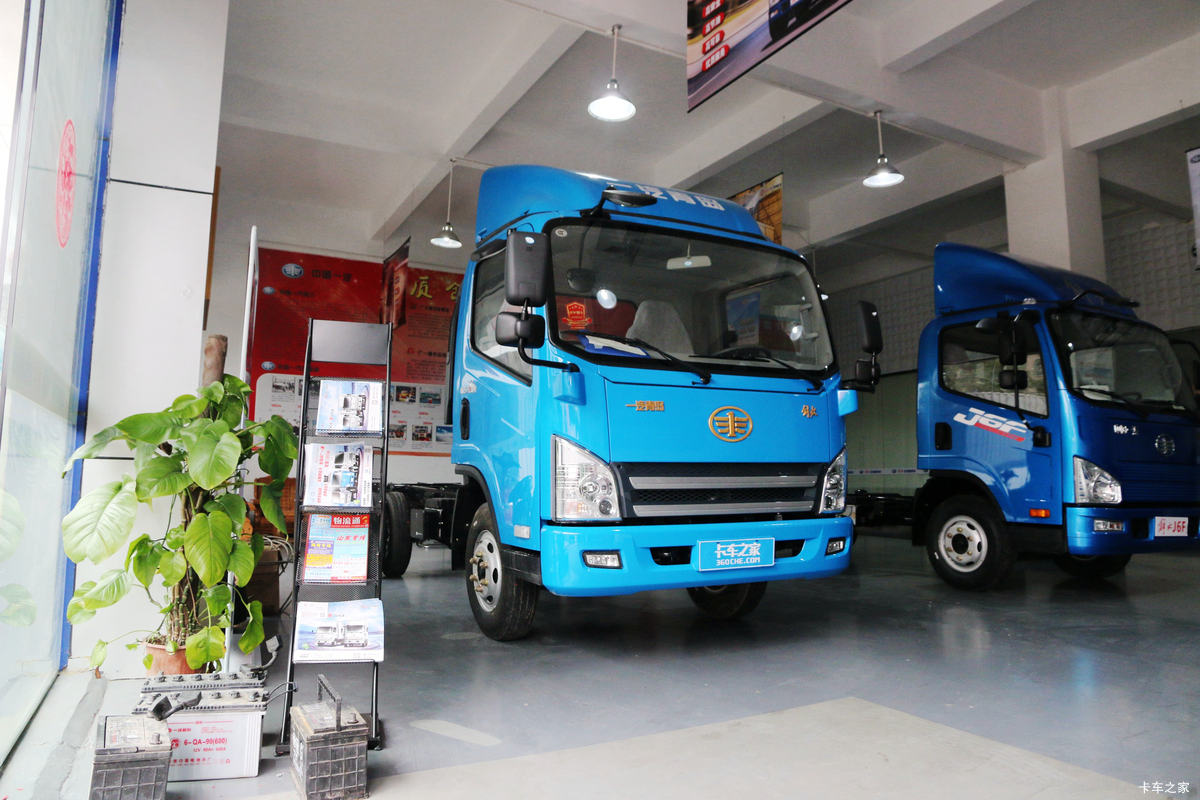 解放 虎VN 95马力 4.21米单排厢式轻卡底盘