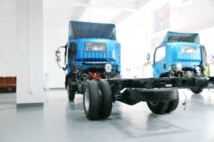 解放 J6F 宽体 124马力 3300轴距 4.21米单排轻卡底盘(CA5041XXYP40K2L1E4A84-3)