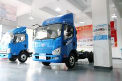 解放 J6F 宽体 124马力 3300轴距 4.21米单排轻卡底盘(CA5041XXYP40K2L1E4A84-3)