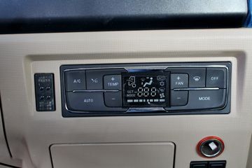 �й����� HOWO T5Gϵ�ؿ� 290���� 8X4 LNG��ж������(ZZ3317M386GE1L)ͼƬ