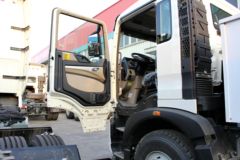 中国重汽 HOWO T5G系重卡 290马力 8X4 LNG自卸车底盘(ZZ3317M386GE1L)