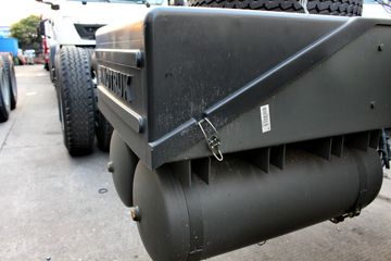 �й����� HOWO T5Gϵ�ؿ� 290���� 8X4 LNG��ж������(ZZ3317M386GE1L)ͼƬ