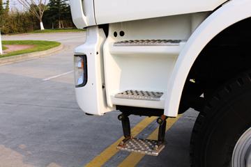 ���Ͽ��� U340 340���� 6X4 5.8��LNG��ж��(�����ֱ߼�����)(SQR3252N6T4)ͼƬ