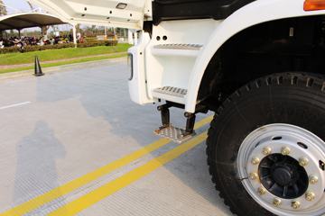 ���Ͽ��� U340 340���� 6X4 5.8��LNG��ж��(�����ֱ߼�����)(SQR3252N6T4)ͼƬ