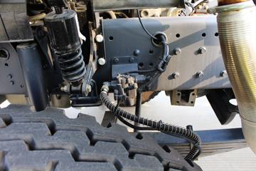 ���Ͽ��� U340 340���� 6X4 5.8��LNG��ж��(�����ֱ߼�����)(SQR3252N6T4)ͼƬ