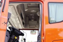 联合卡车U380 380马力 8X4 8.2米自卸车(蓬翔轮边减速桥)(高顶)(SQR3311D6T6-3)