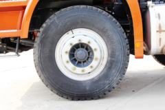 联合卡车U380 380马力 8X4 8.2米自卸车(蓬翔轮边减速桥)(高顶)(SQR3311D6T6-3)