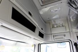 联合U系&nbsp;粉粒物料运输车驾驶室图片