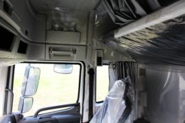 联合U系&nbsp;粉粒物料运输车驾驶室图片