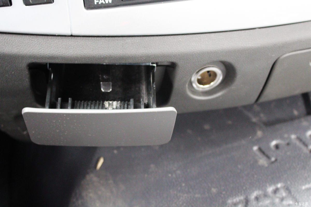 һ����� J6M�ؿ� 350���� 4X2�ۿ�ǣ����(CA4180P63K2AE5)��ʻ��                                               