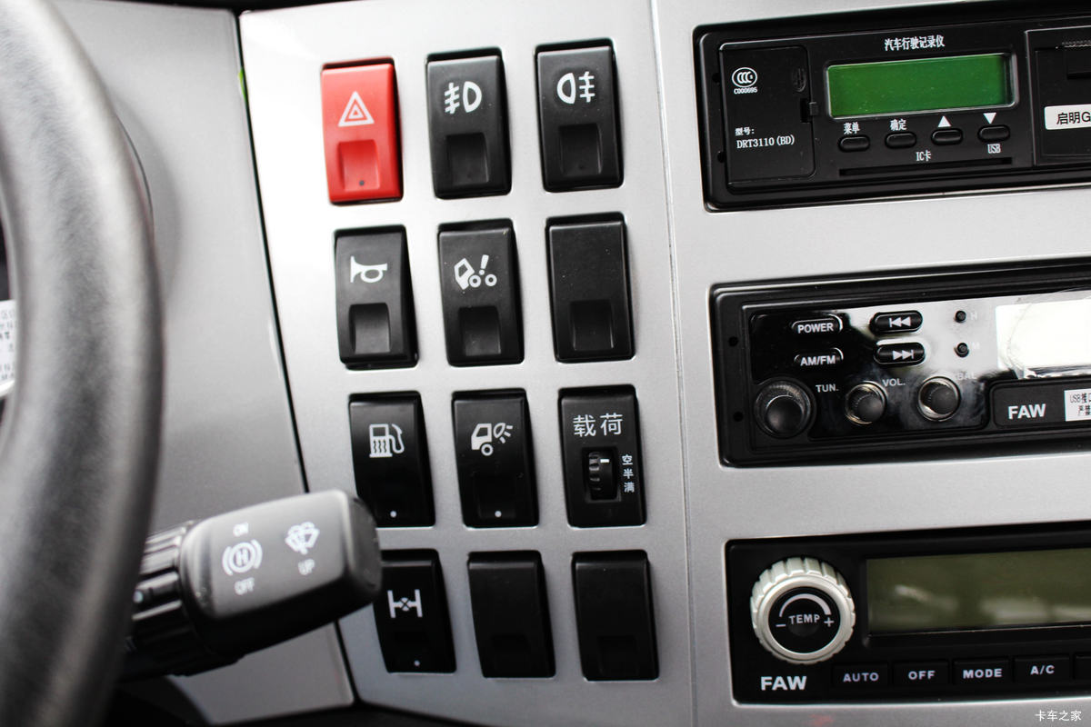 һ����� J6M�ؿ� 350���� 4X2�ۿ�ǣ����(CA4180P63K2AE5)��ʻ��                                               