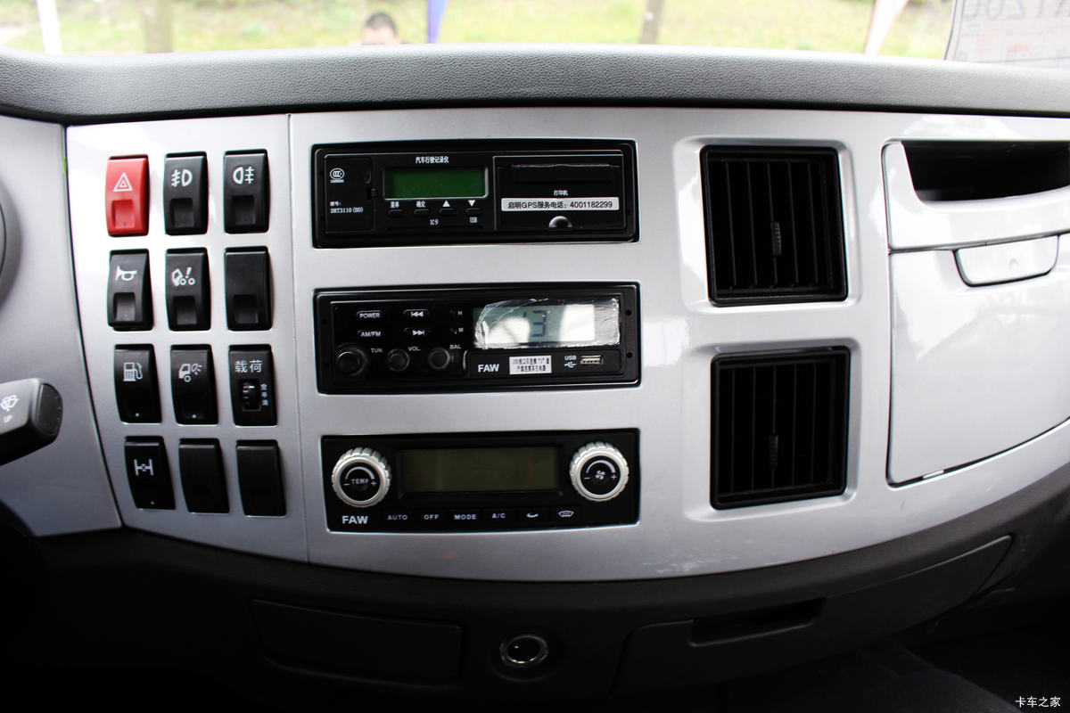 һ����� J6M�ؿ� 350���� 4X2�ۿ�ǣ����(CA4180P63K2AE5)��ʻ��                                               