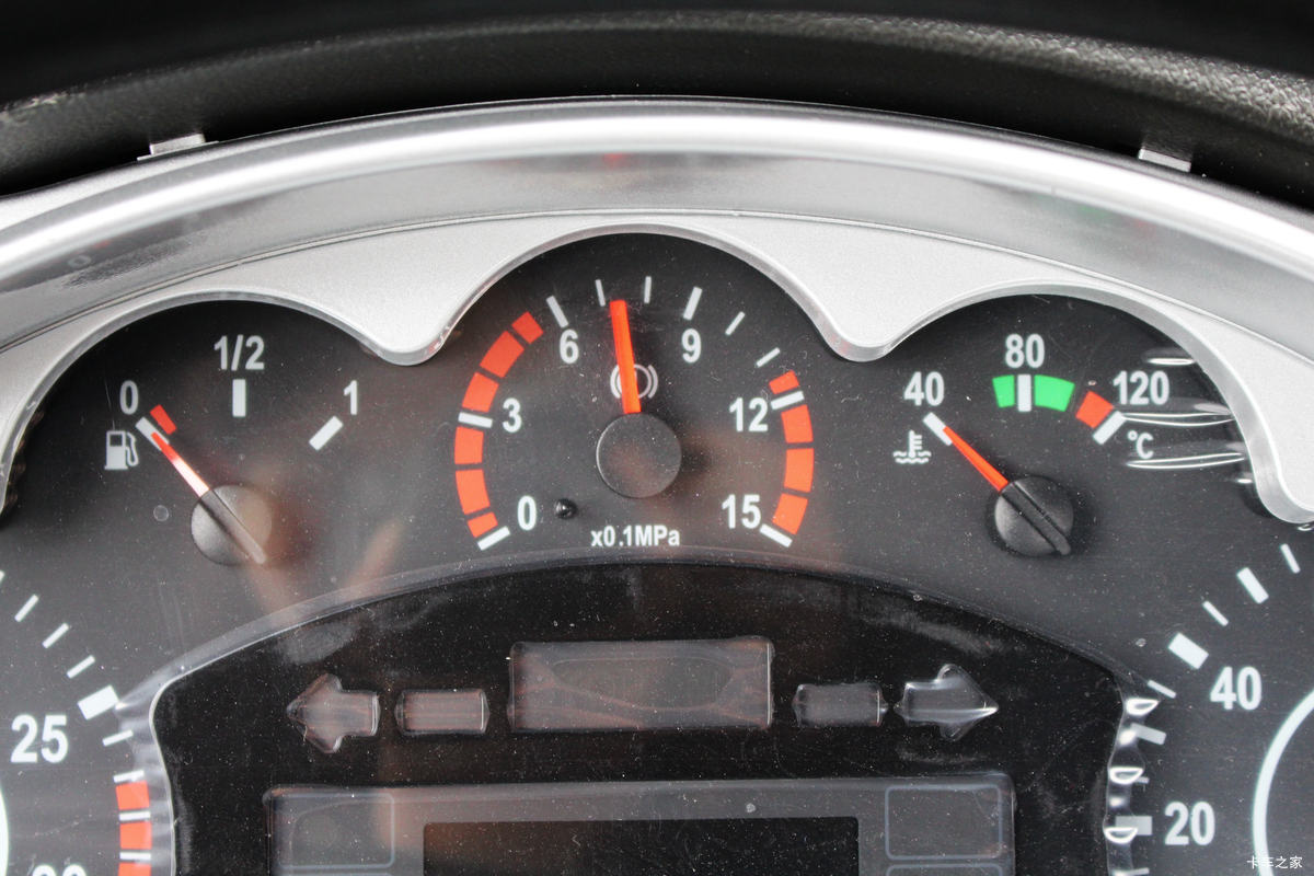 һ����� J6M�ؿ� 350���� 4X2�ۿ�ǣ����(CA4180P63K2AE5)��ʻ��                                               