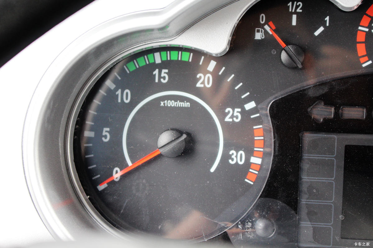 һ����� J6M�ؿ� 350���� 4X2�ۿ�ǣ����(CA4180P63K2AE5)��ʻ��                                               