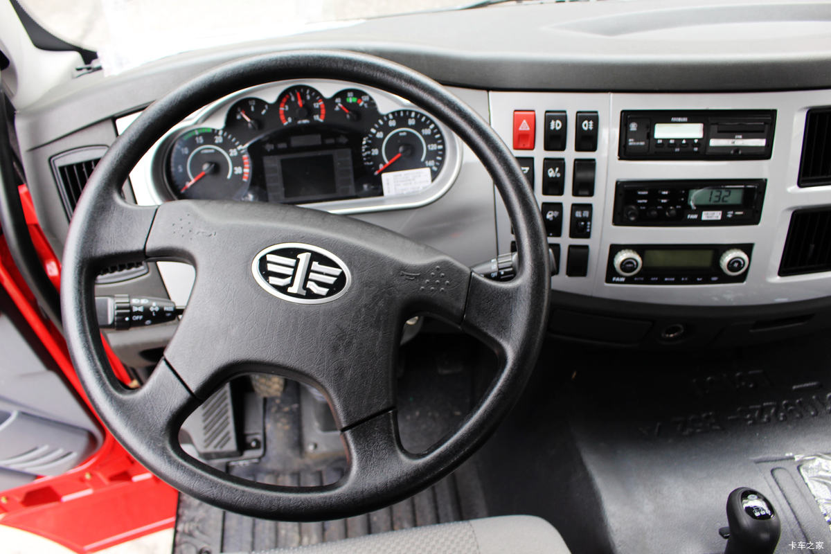 һ����� J6M�ؿ� 350���� 4X2�ۿ�ǣ����(CA4180P63K2AE5)��ʻ��                                               