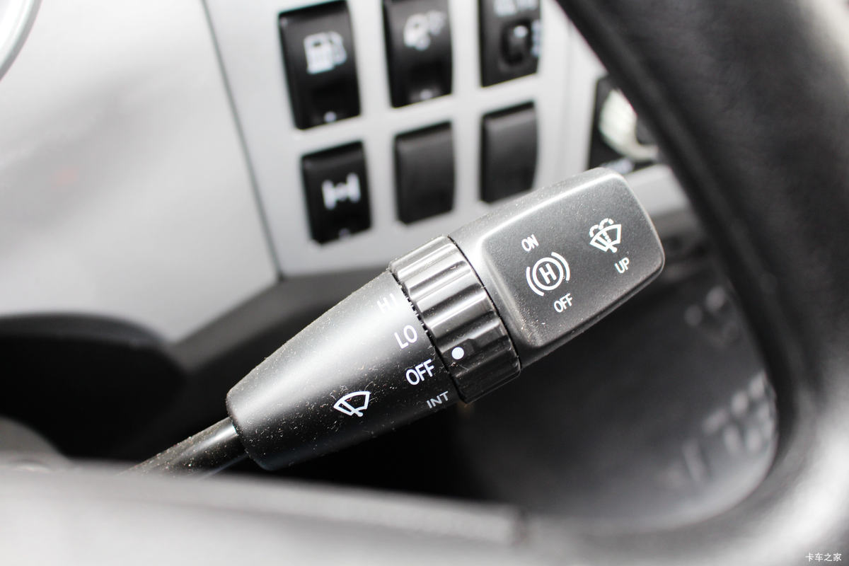 һ����� J6M�ؿ� 350���� 4X2�ۿ�ǣ����(CA4180P63K2AE5)��ʻ��                                               