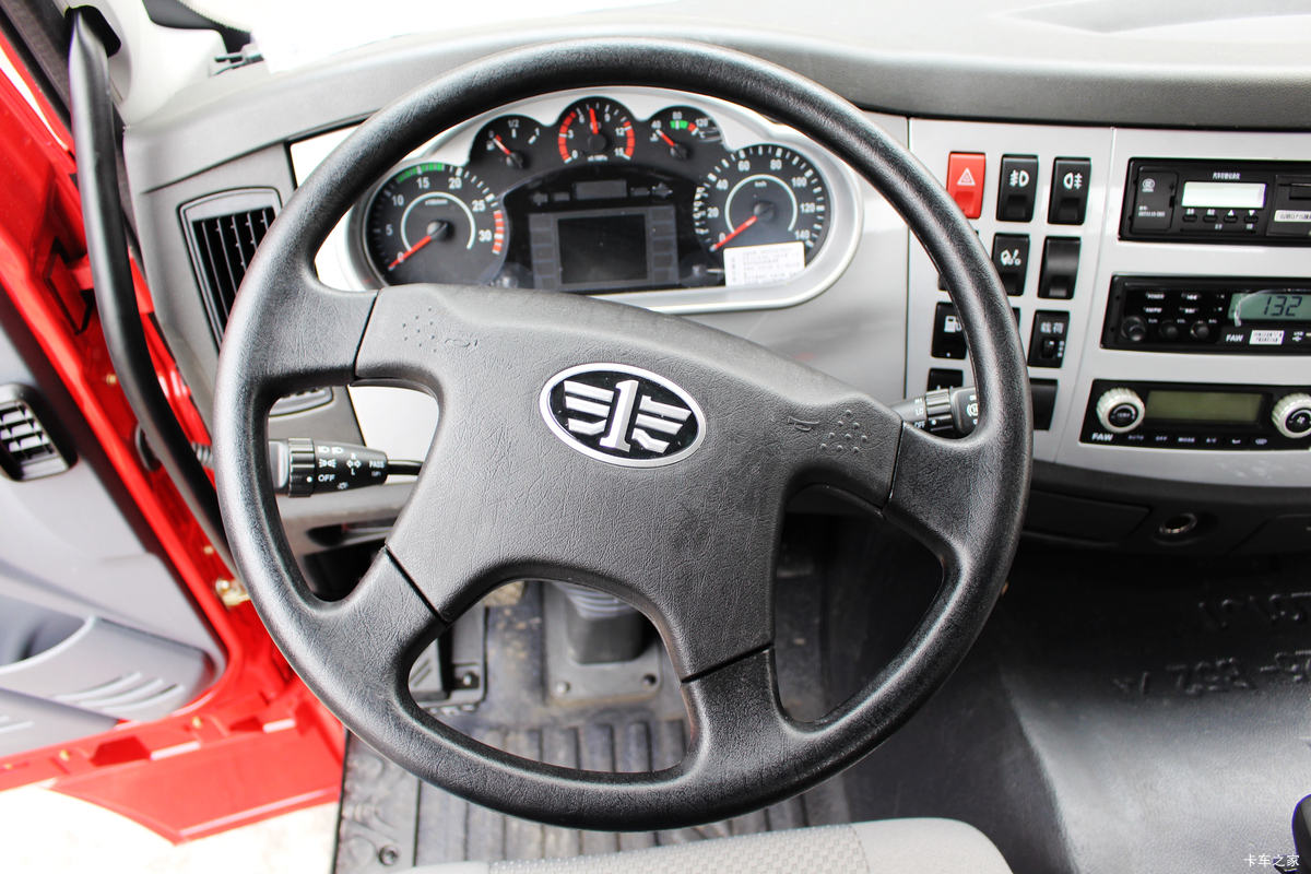 һ����� J6M�ؿ� 350���� 4X2�ۿ�ǣ����(CA4180P63K2AE5)��ʻ��                                               