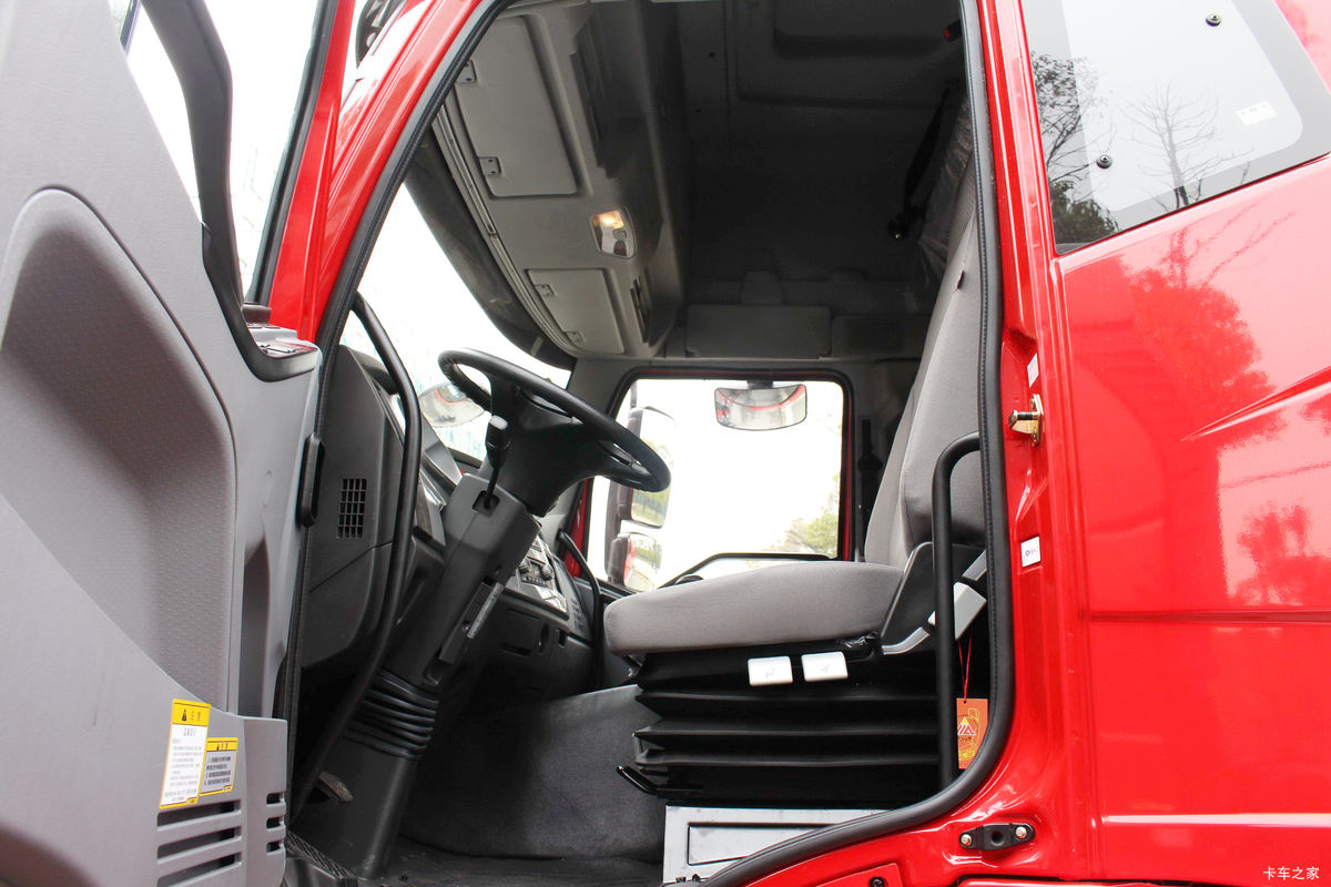 һ����� J6M�ؿ� 350���� 4X2�ۿ�ǣ����(CA4180P63K2AE5)��ʻ��                                               