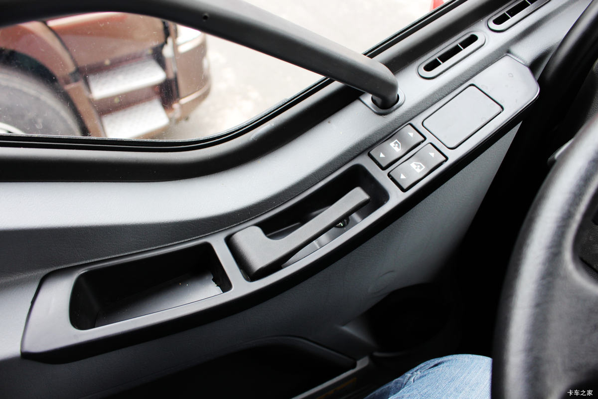 һ����� J6M�ؿ� 350���� 4X2�ۿ�ǣ����(CA4180P63K2AE5)��ʻ��                                               