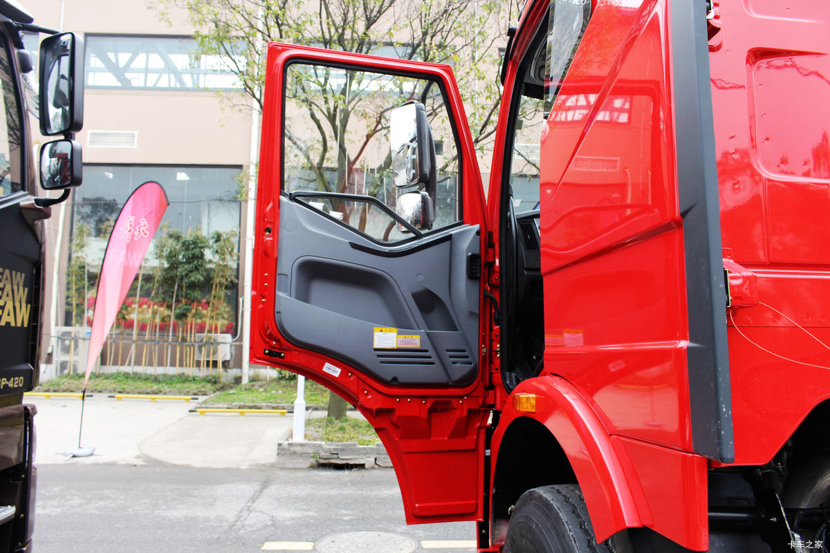 һ����� J6M�ؿ� 350���� 4X2�ۿ�ǣ����(CA4180P63K2AE5)��ʻ��                                               