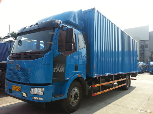 一汽解放 J6L中卡 164马力 4X2 7.7米厢式载货车(CA5160XXYP62K1L5A1E4)