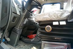 一汽解放 J6L中卡 164马力 4X2 7.7米厢式载货车(CA5160XXYP62K1L5A1E4)