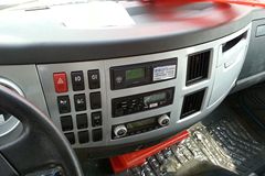 一汽解放 J6L中卡 164马力 4X2 7.7米厢式载货车(CA5160XXYP62K1L5A1E4)