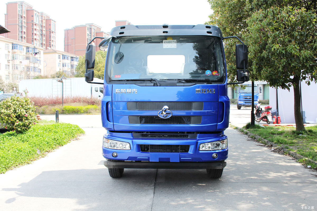 东风柳汽 乘龙M3中卡 160马力 4X2 6.8米栏板载货车