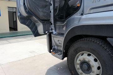 中国重汽 豪曼重卡 340马力 4X2牵引车(ZZ4188K10EB0)驾驶室图片