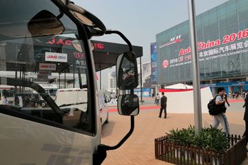 解放 J6F 150马力 4.21米单排厢式轻卡外观图片