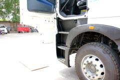 中国重汽 HOWO T7H重卡 400马力 8X4 9.5米厢式载货车(ZZ5317XXYN466MD1B)