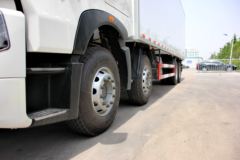 中国重汽 HOWO T7H重卡 400马力 8X4 9.5米厢式载货车(ZZ5317XXYN466MD1B)