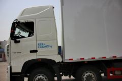 中国重汽 HOWO T7H重卡 400马力 8X4 9.5米厢式载货车(ZZ5317XXYN466MD1B)