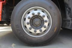 东风商用车 天龙重卡 245马力 6X2 9.6米排半厢式载货车(DFL5253XXYAX1B)