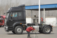 中国重汽 豪瀚J5G重卡 310马力 4X2牵引车(ZZ4185N3613D1H)