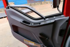 一汽解放 J6L中卡 180马力 4X2 6.8米仓栅式载货车(CA5160CCYP62K1L4E5)