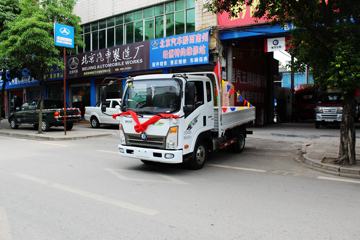 重汽王牌 7系 87马力 3.3米排半仓栅式轻卡(CDW5043CCYHA1A4)