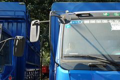 东风柳汽 乘龙中卡 140马力 4X2 5.7米仓栅式载货车(带卧铺)(LZ5080CSLAL)