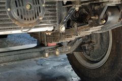 东风柳汽 乘龙中卡 140马力 4X2 5.7米仓栅式载货车(带卧铺)(LZ5080CSLAL)