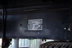 东风柳汽 乘龙中卡 140马力 4X2 5.7米仓栅式载货车(带卧铺)(LZ5080CSLAL)