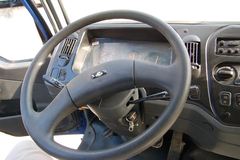 东风柳汽 乘龙中卡 140马力 4X2 5.7米仓栅式载货车(带卧铺)(LZ5080CSLAL)