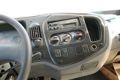 东风柳汽 乘龙中卡 140马力 4X2 5.7米仓栅式载货车(带卧铺)(LZ5080CSLAL)