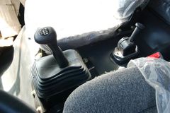 东风柳汽 乘龙中卡 140马力 4X2 5.7米仓栅式载货车(带卧铺)(LZ5080CSLAL)